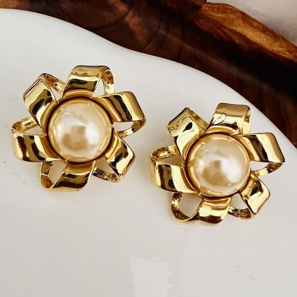 Vintage Galleria Faux Pearl Earrings 3d Abstract Wave Clip On Gold Tone 4610 - Picture 1 of 11